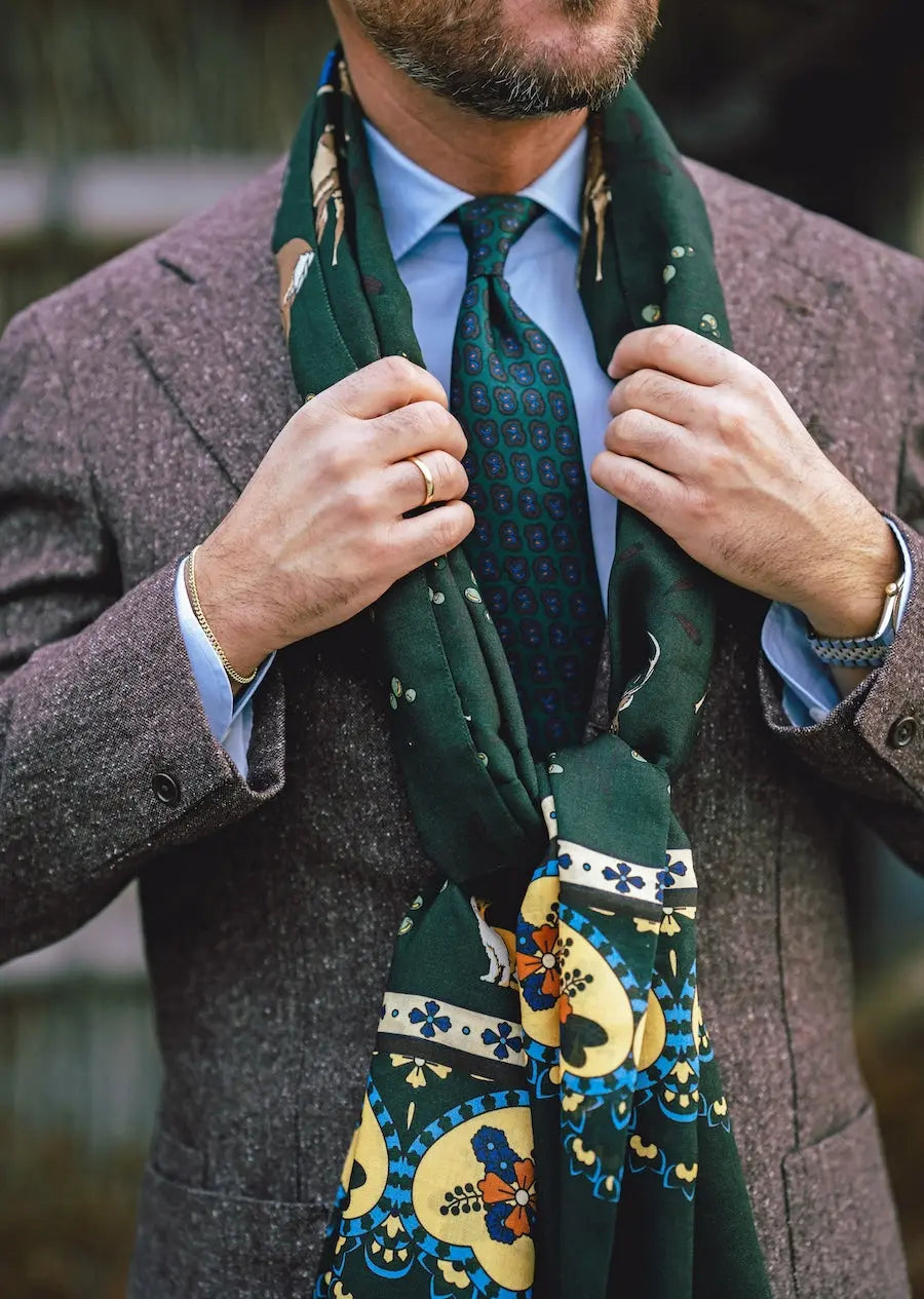 Zielony szal i krawat Shibumi Firenze w eleganckiej stylizacji